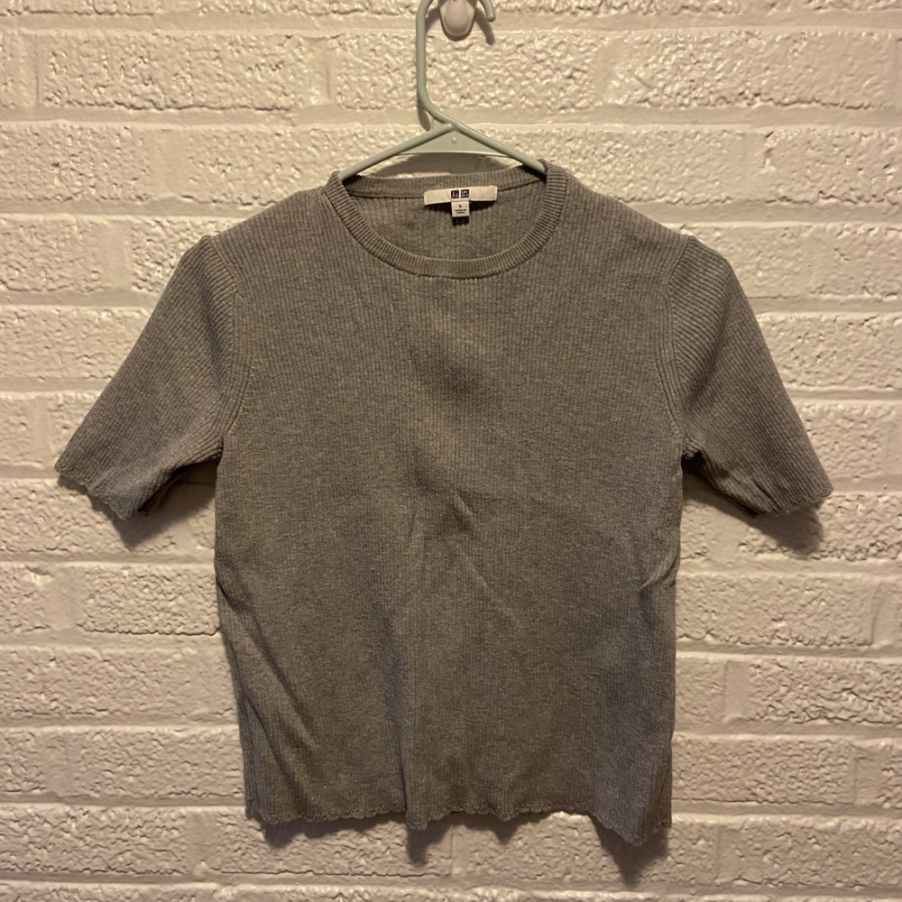 Uniqlo short-sleeve sweater with micro-scalloped hem